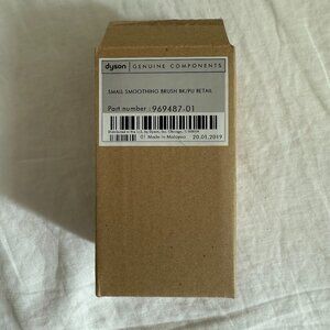 dyson small smoothing brush in black/purple